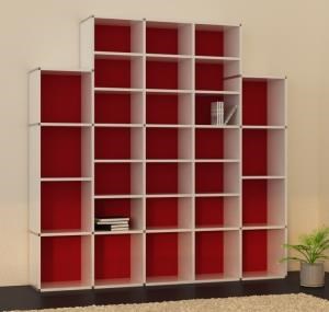 Regal mit roter Rückwand